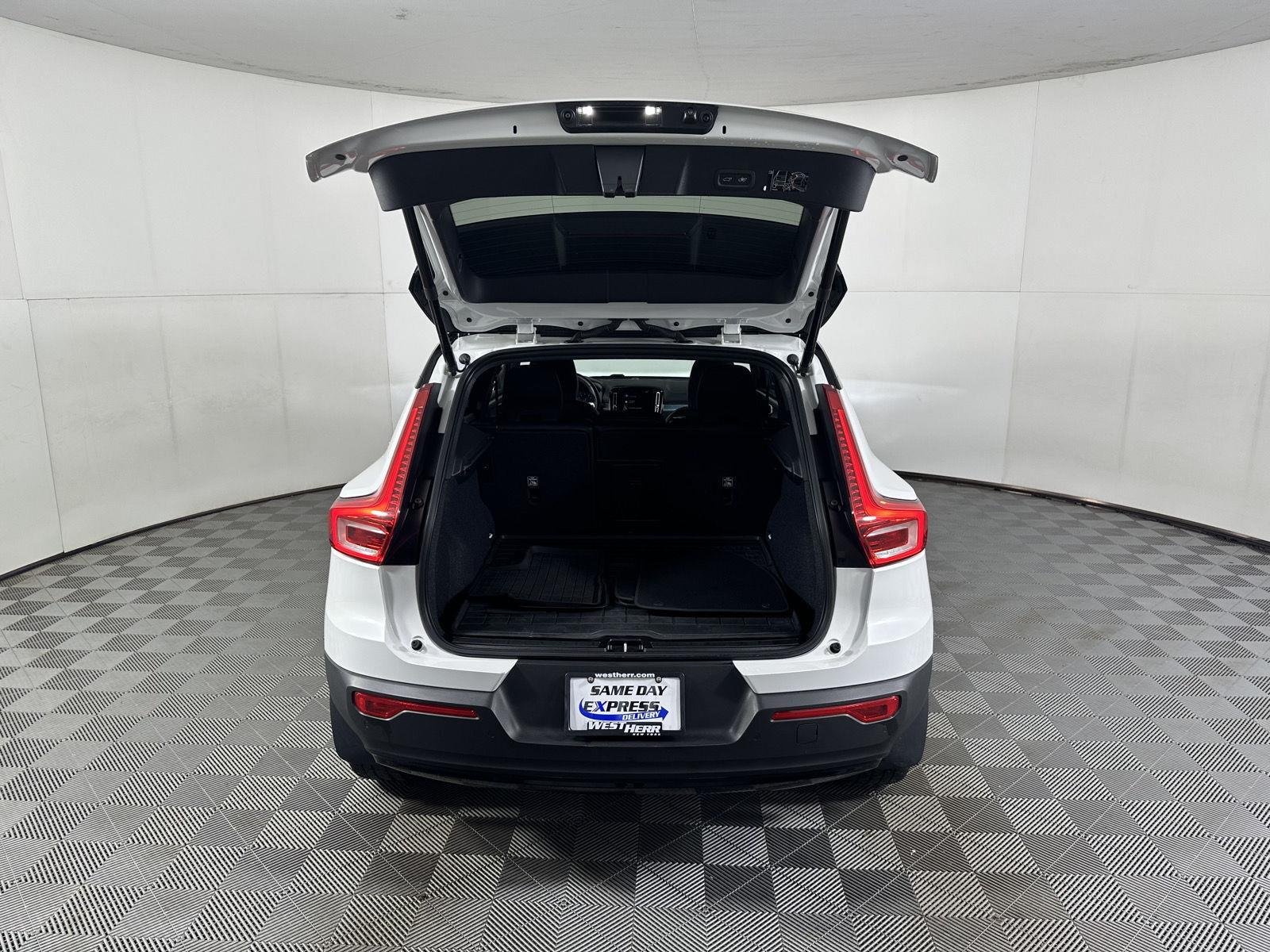 Used 2022 Crystal White Metallic Volvo R-Design image 19
