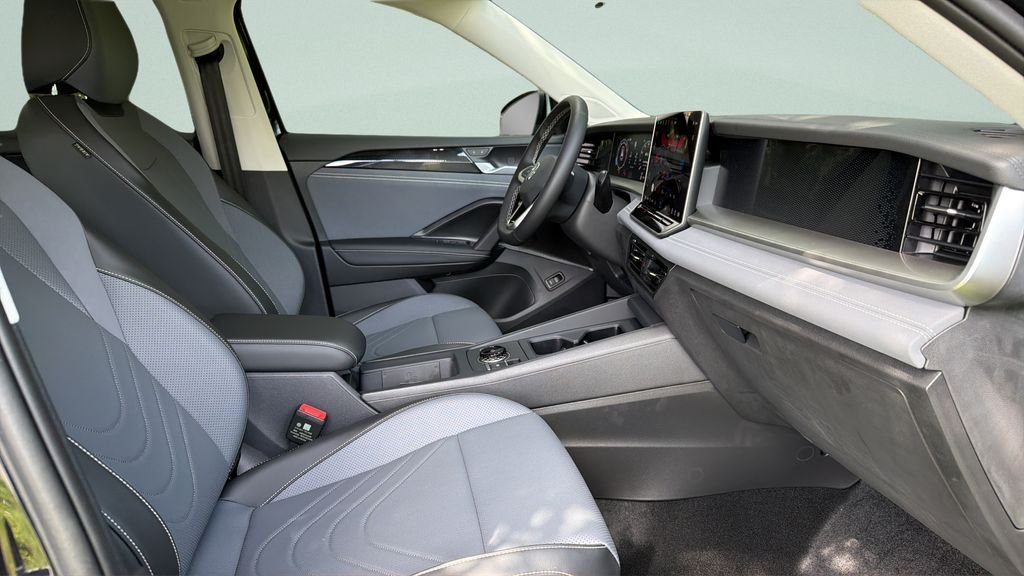 New 2026 Deep Black Pearl Volkswagen 2.0T SE image 27