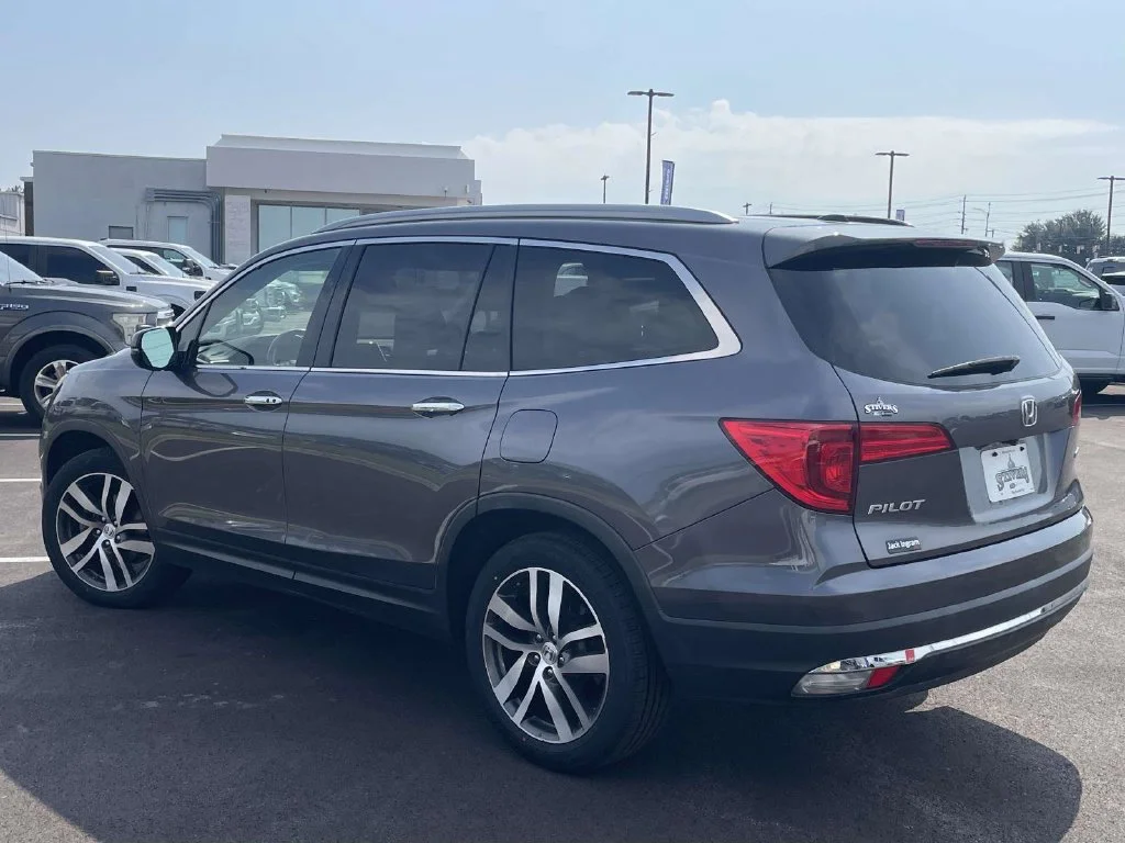 Used 2017  Honda Touring image 5