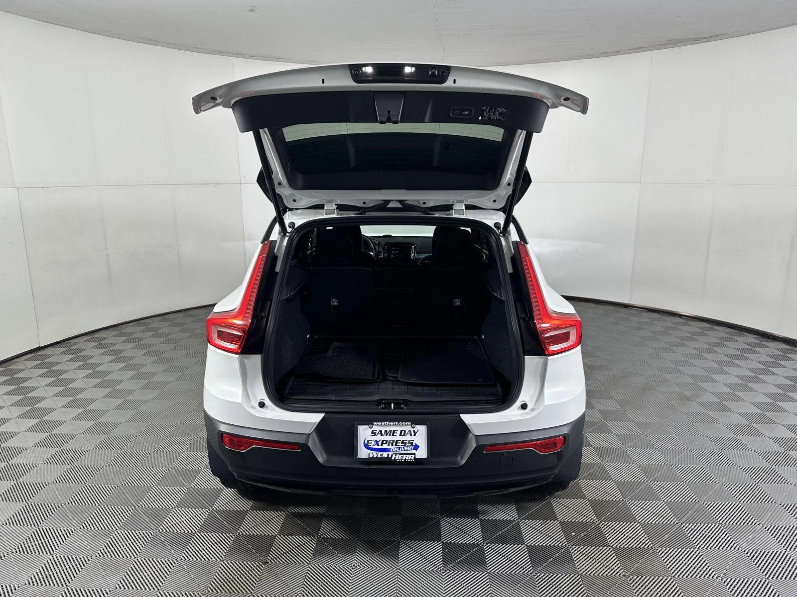 Used 2022 Crystal White Metallic Volvo R-Design image 19