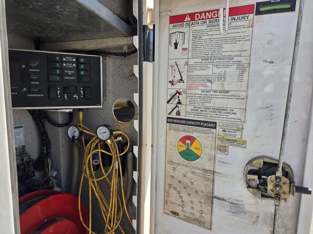 Used 2008 White Sterling Conventional Cab Mechanics Body image 28