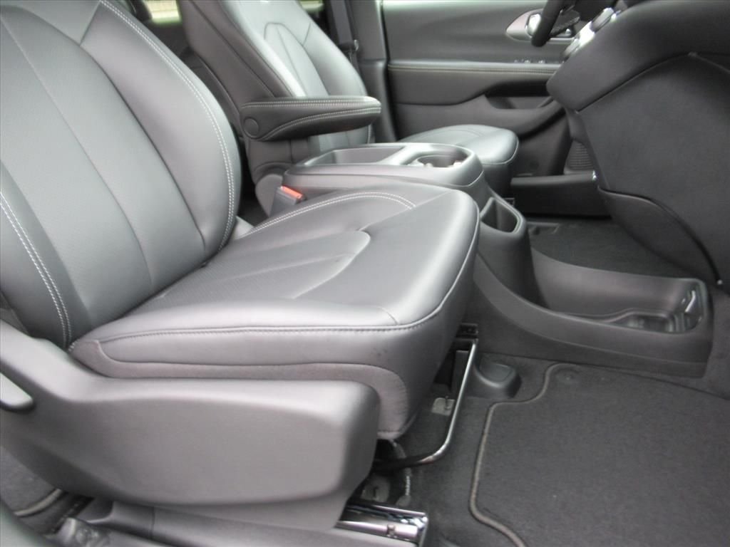 New 2026 Diamond Black Crystal Pearl-Coat Exterior Paint Chrysler Select image 10