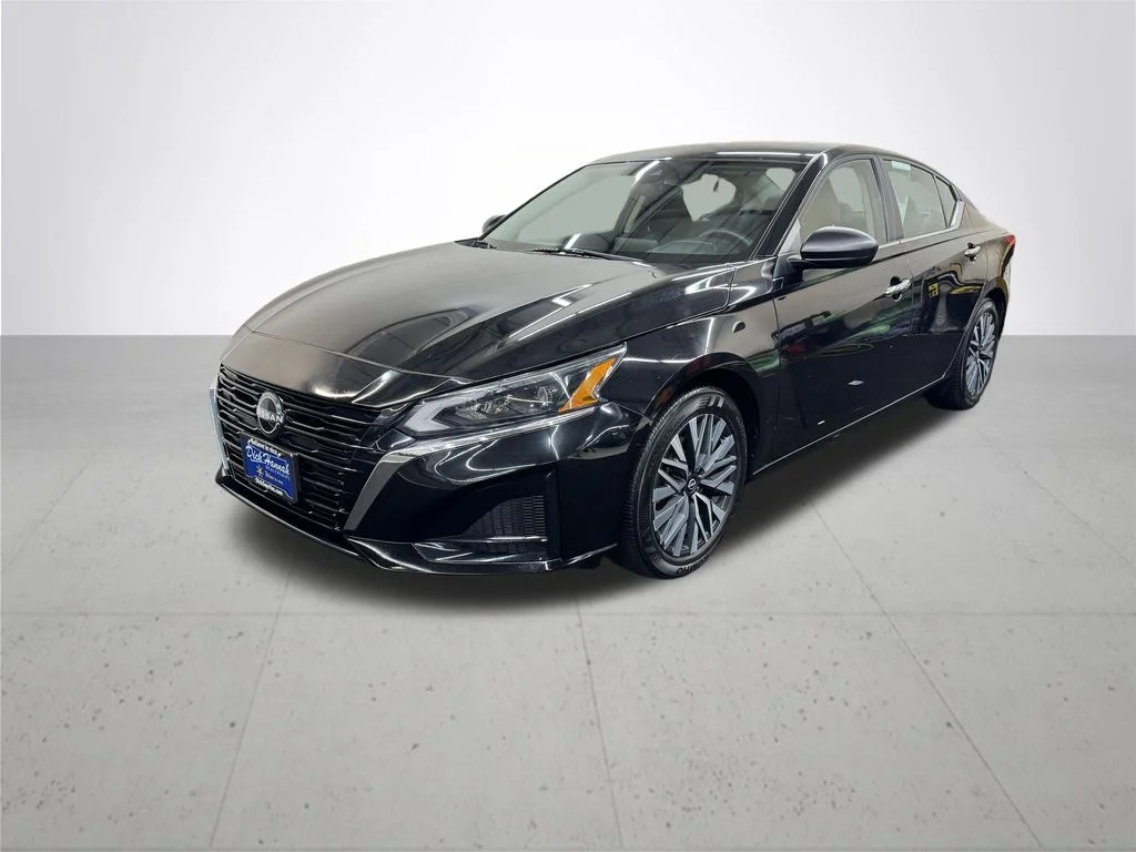 Used 2024 Black Nissan 2.5 SV image 2