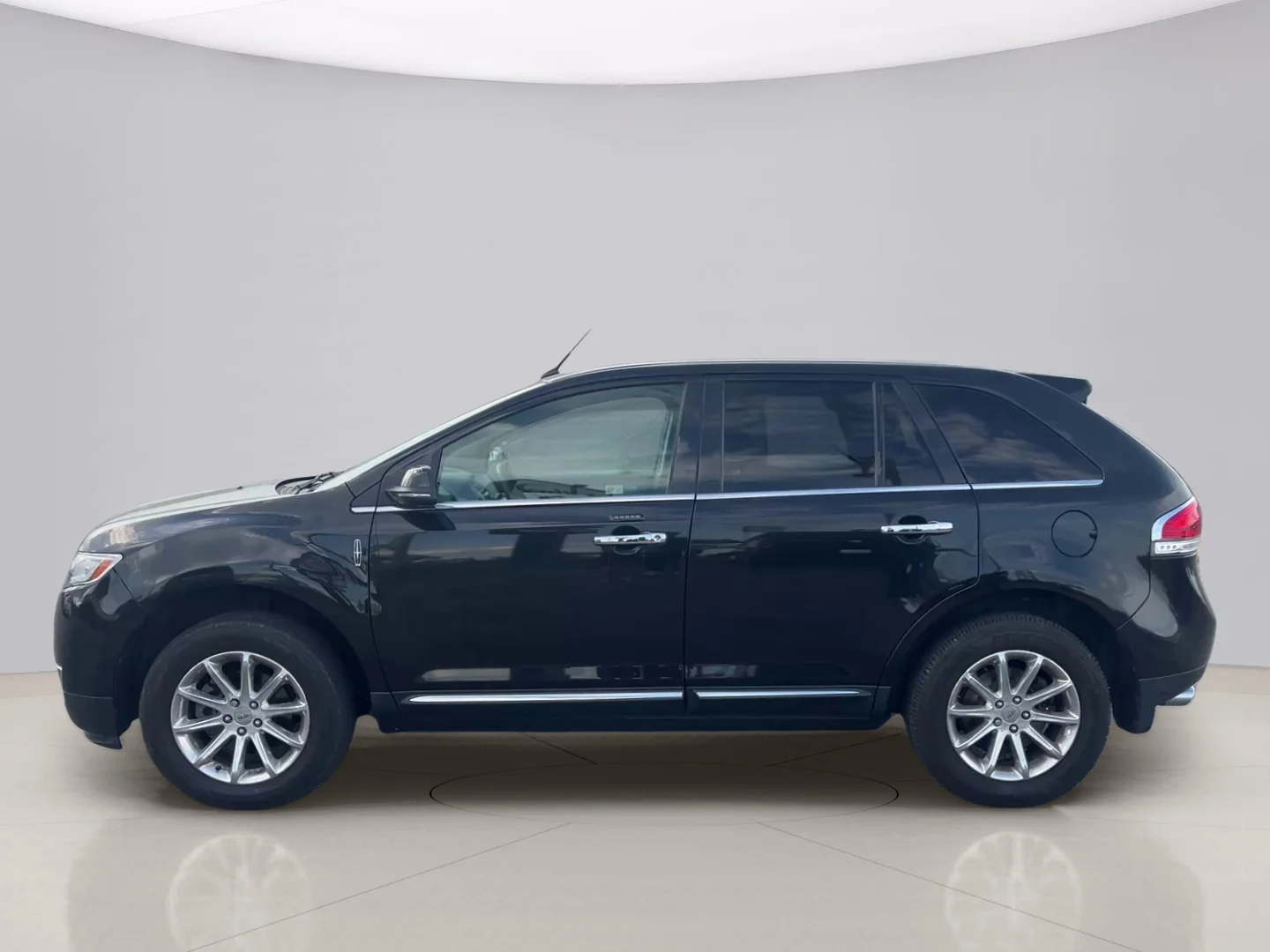 Used 2015 Black Lincoln AWD image 2