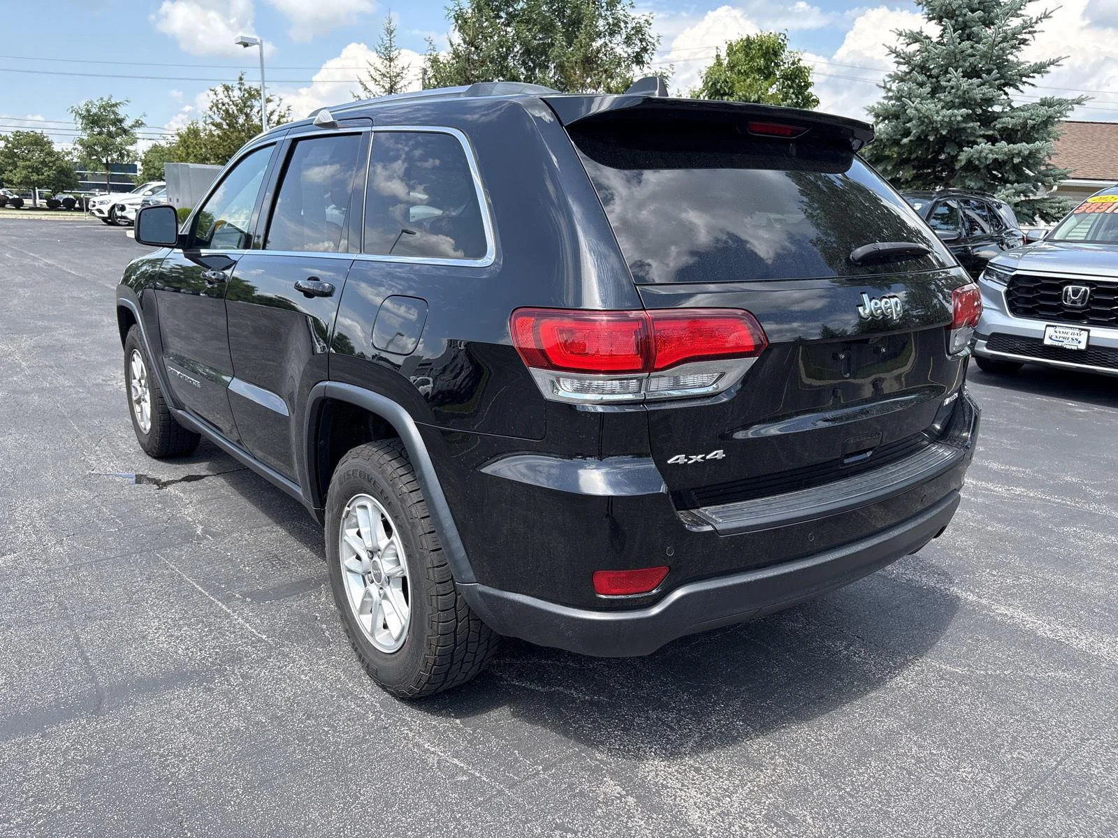 Used 2020 Diamond Black Crystal Pearl Jeep Laredo image 18
