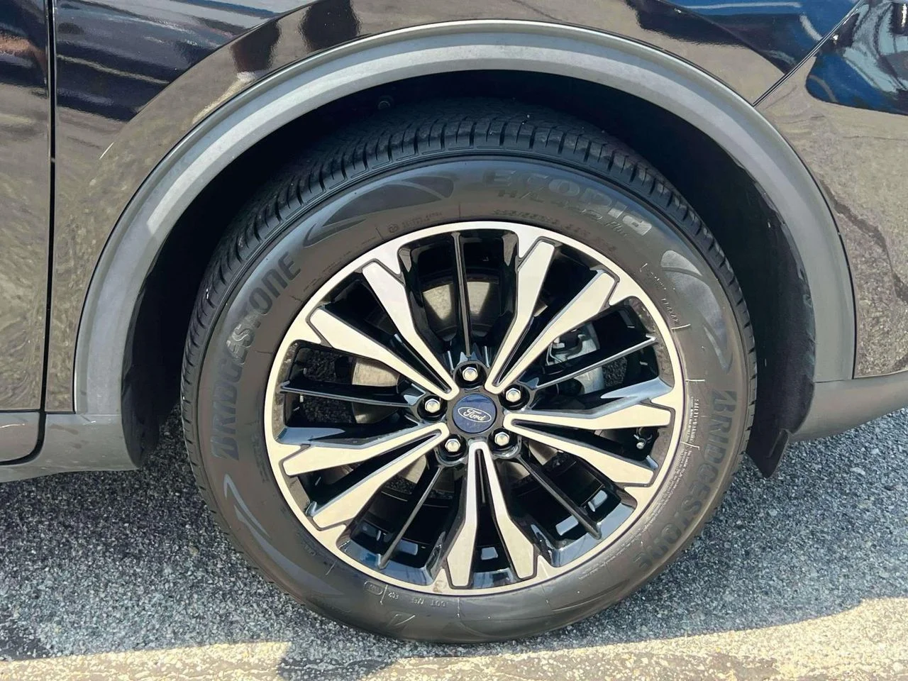 Used 2022 AGATE BLACK METALLIC Ford SE image 12