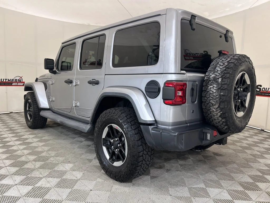 Used 2018 Silver Jeep Unlimited Sahara image 3
