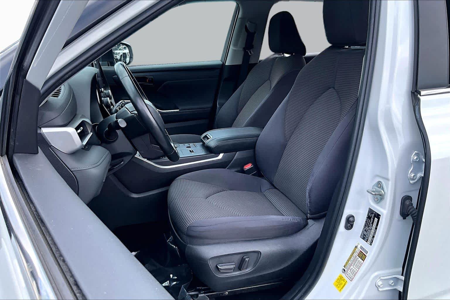 Used 2023 Wind Chill Pearl Toyota LE image 8