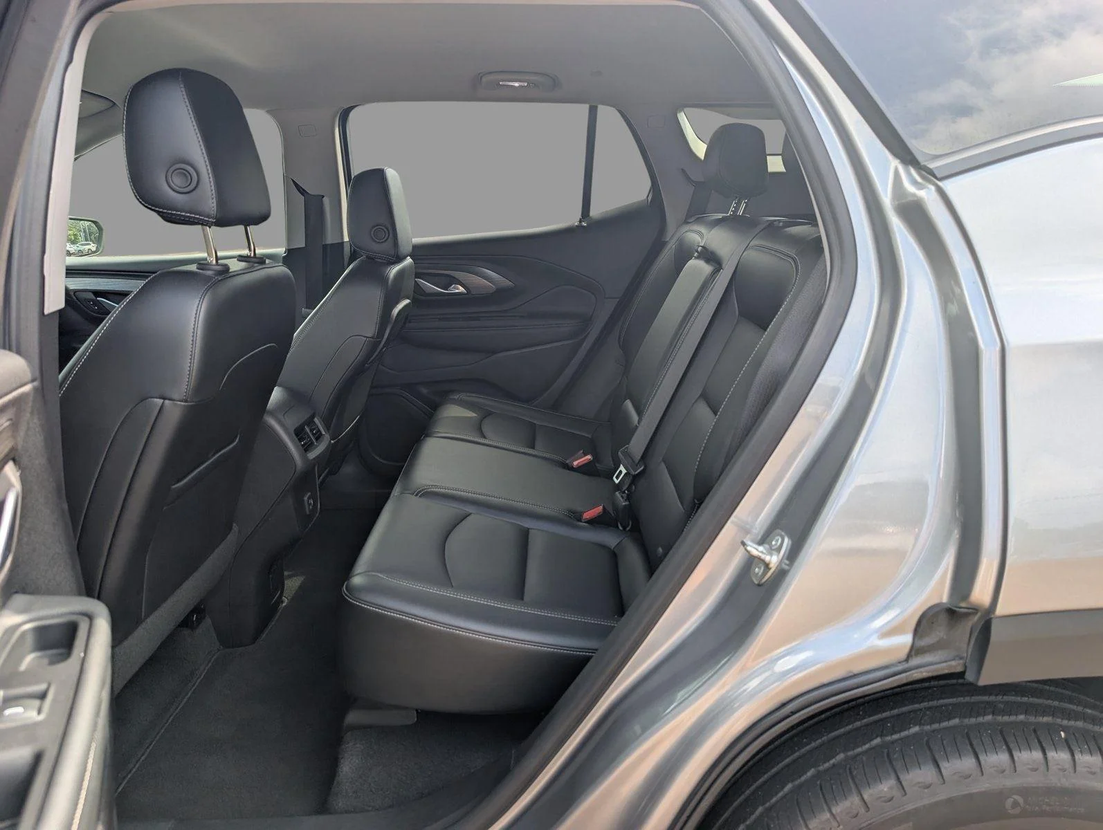 Used 2024 Sterling Metallic GMC SLT image 31