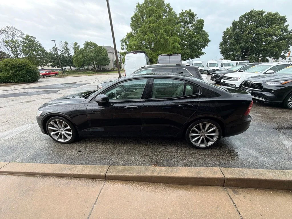 Used 2019 Black Volvo T5 Momentum image 5