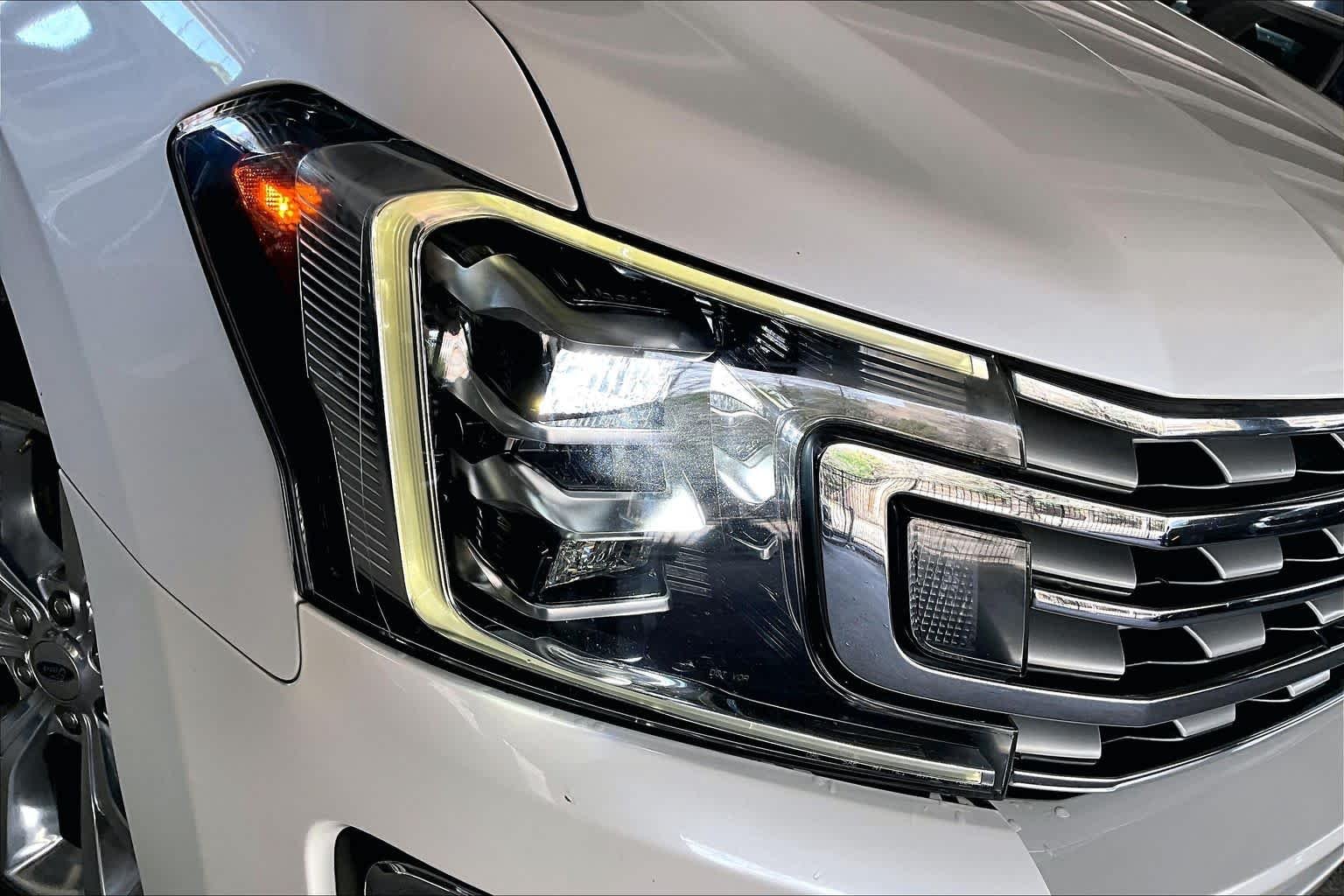 Used 2019 White Platinum Metallic Tri-Coat Ford Limited image 27