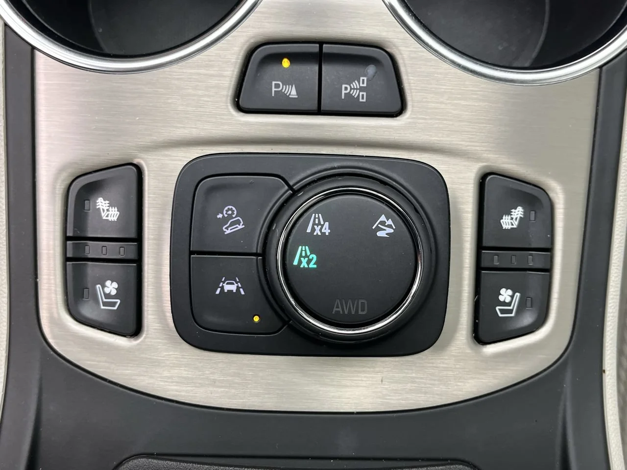 Used 2024 White Frost Tricoat GMC Denali image 18