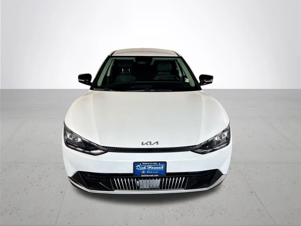 Used 2024 Snow White Pearl Kia Light image 3