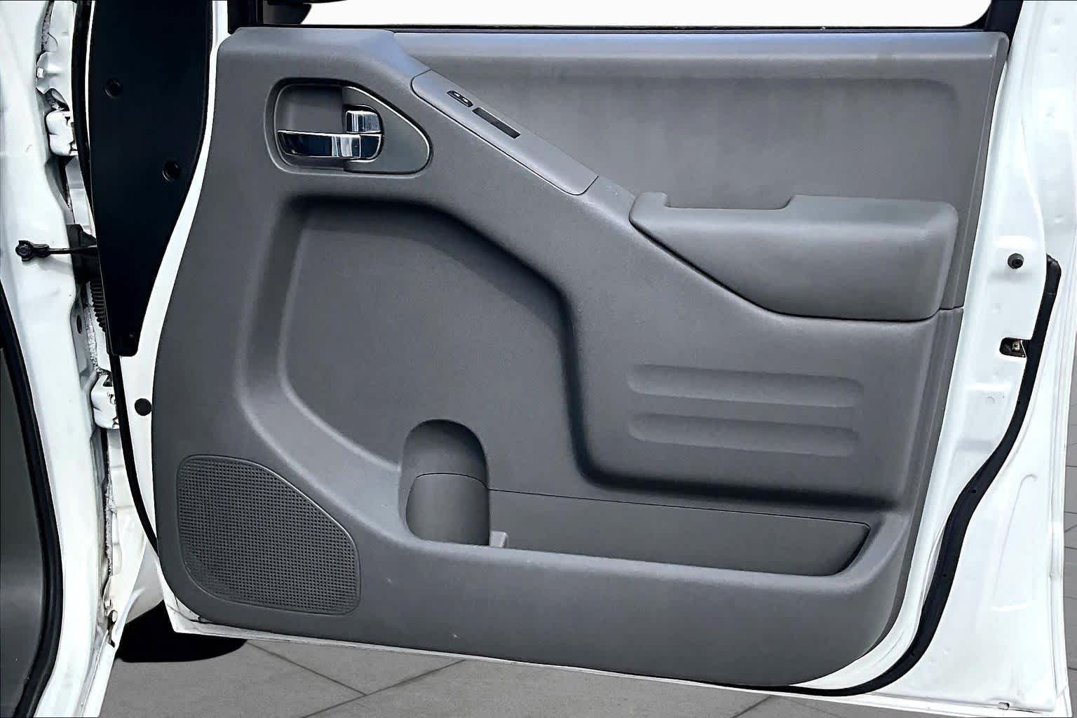 Used 2016 Glacier White Nissan SV image 22
