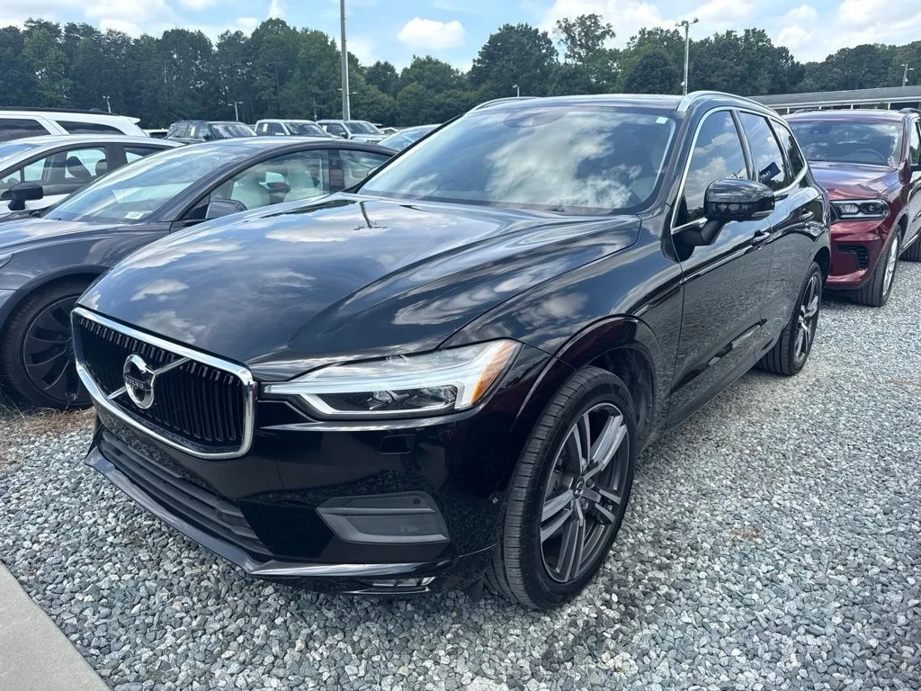 Used 2018 Black Volvo T6 Momentum image 1