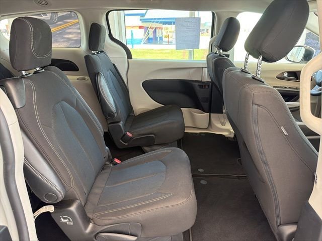Used 2023 White Chrysler LX image 11