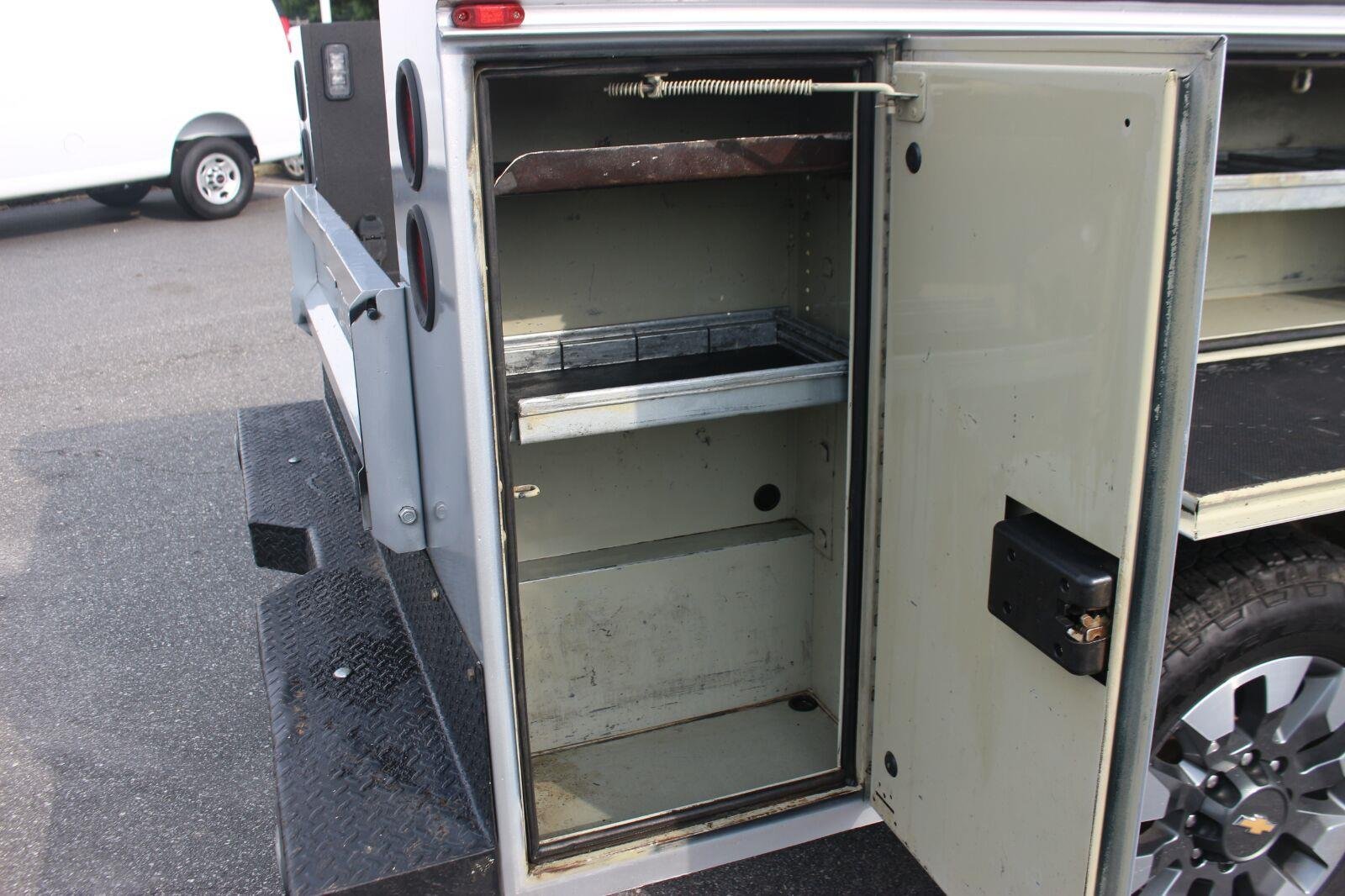 Used 2023 Silver Ice Metallic Chevrolet Custom image 36