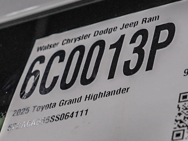 Used 2025  Toyota XLE image 34