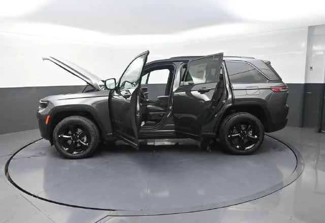 New 2026 Baltic Gray Metallic Clear-Coat Exterior Paint Jeep Limited image 33