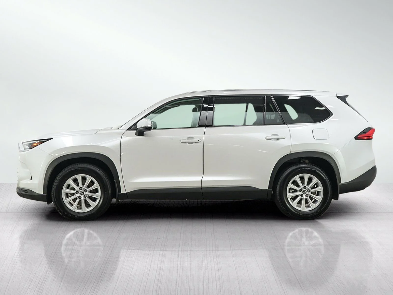 Used 2024 Toyota Grand Highlander XLE with VIN 5TDAAAB57RS012589 for sale in Wayzata, Minnesota
