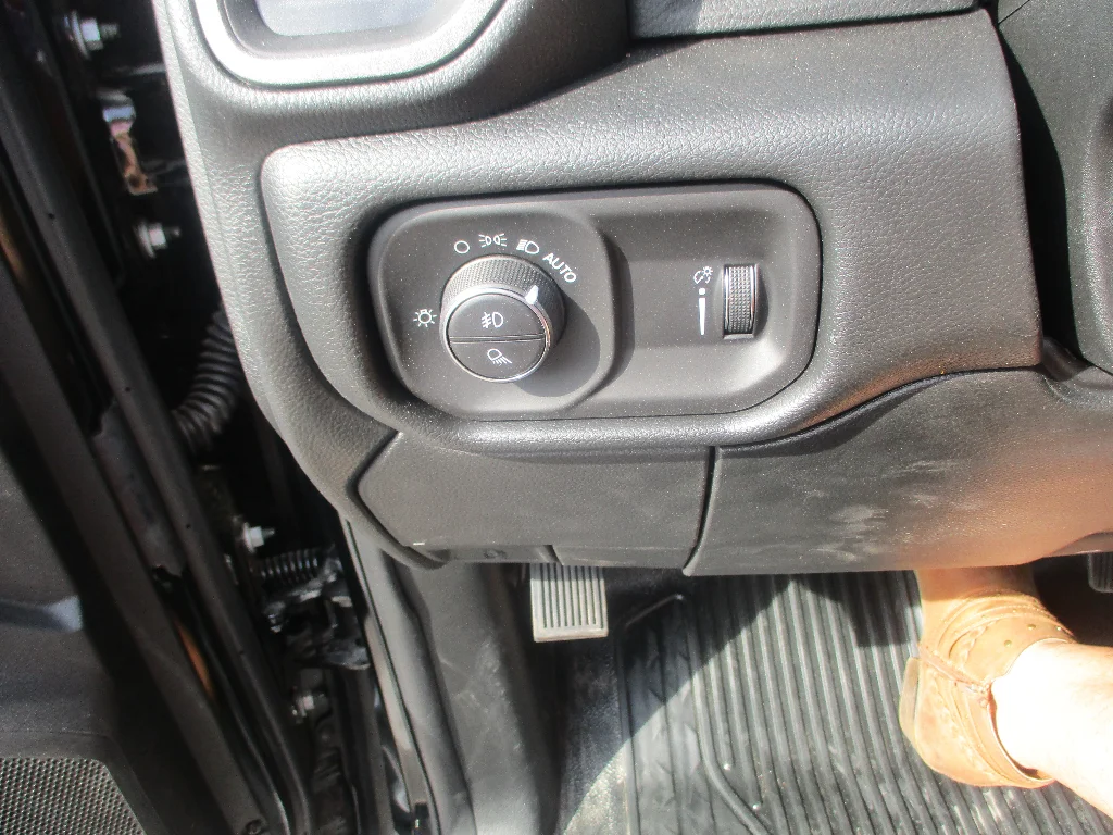 New 2026 Diamond Black Crystal Pearl-Coat Exterior Paint RAM Tradesman image 13