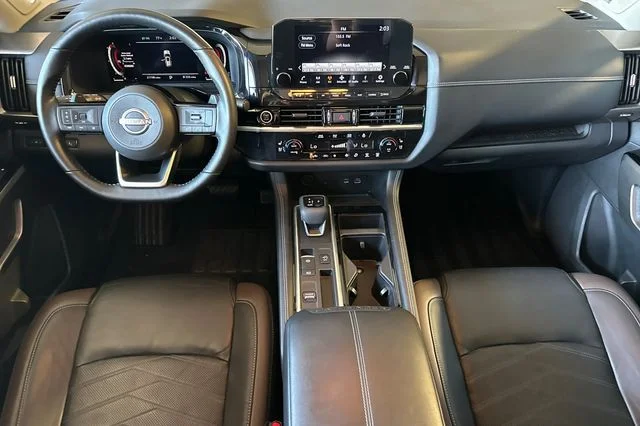 Used 2023 Silver Nissan Platinum image 12