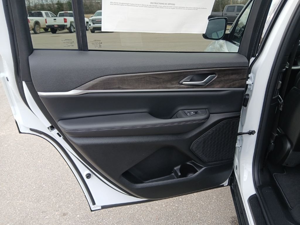 New 2026 Bright White Clear-Coat Exterior Paint Jeep Altitude image 31