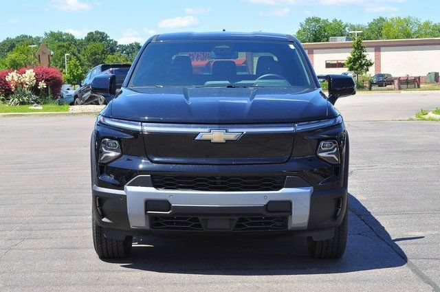 New 2025 Black Chevrolet LT - Extended Range image 6