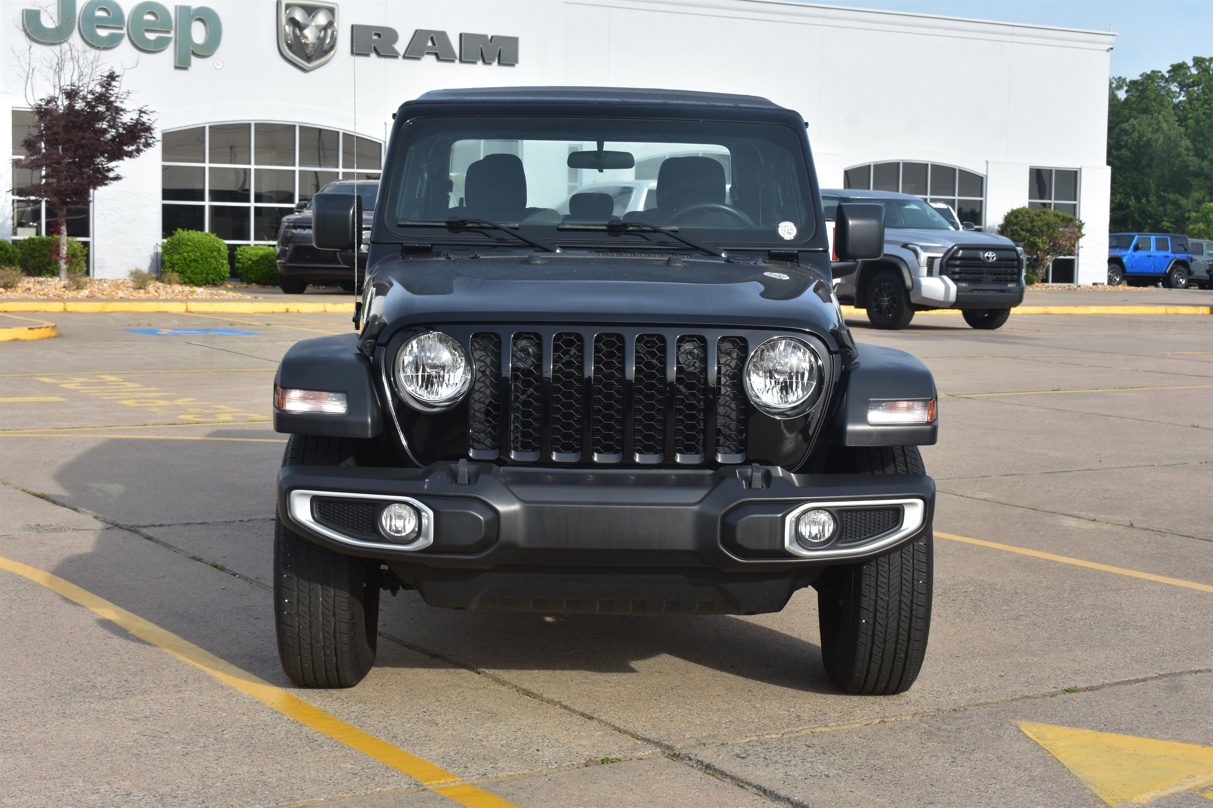 Used 2023 Jeep Gladiator Sport with VIN 1C6HJTAG3PL564805 for sale in Little Rock