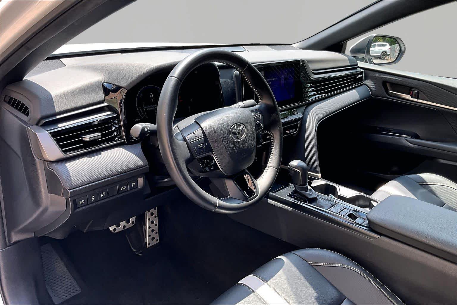 Used 2025 Ice Cap Toyota SE image 18