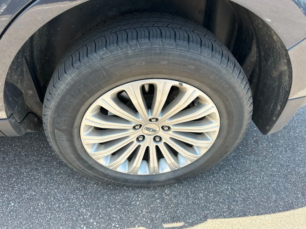 Used 2014 Gray Lincoln Base image 6