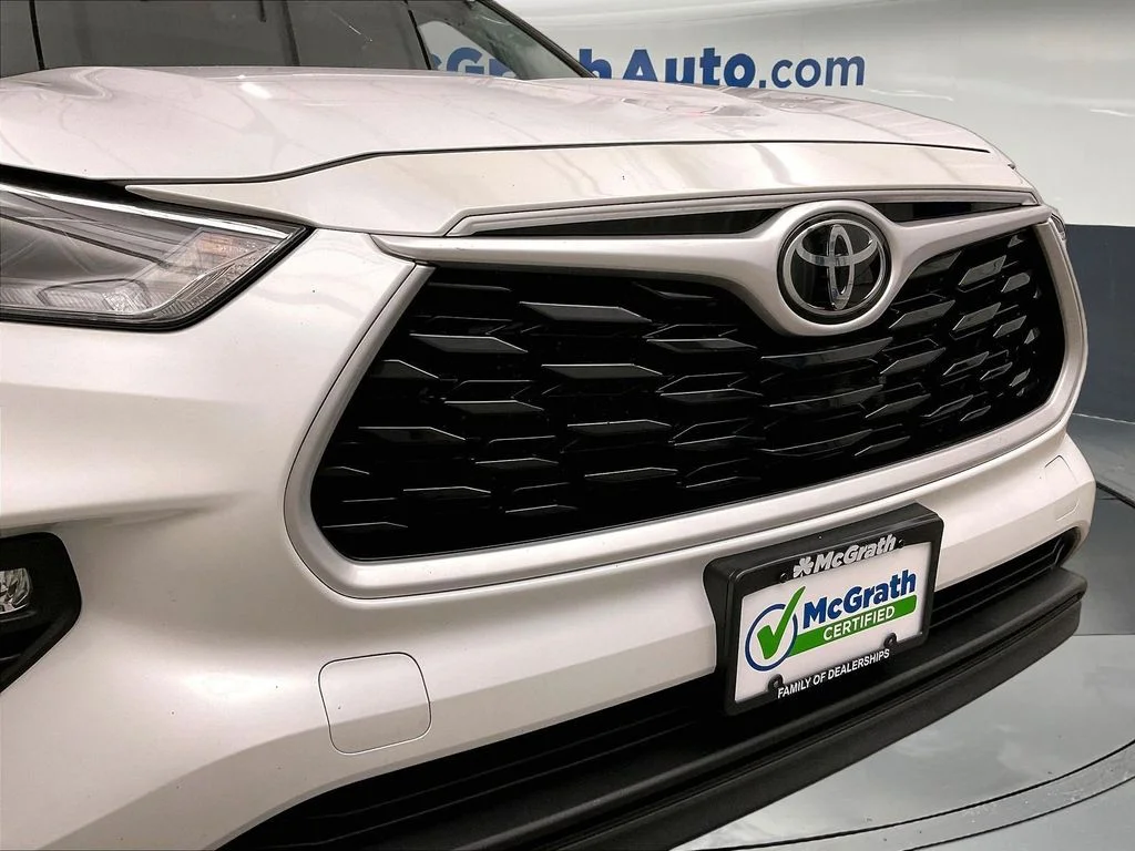 Used 2023 Beige Toyota XLE image 33