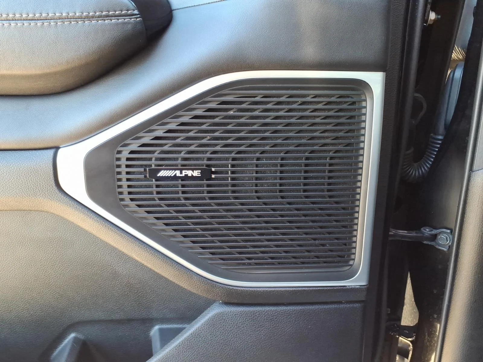 Used 2023  JEEP SERIESII image 5