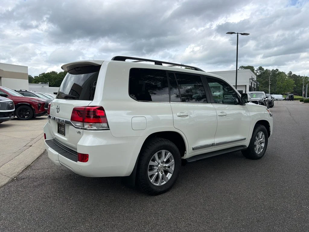 Used 2018 Blizzard Pearl Toyota  image 13