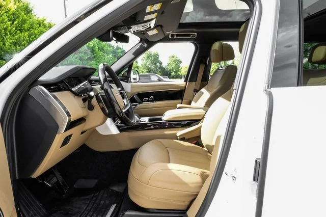 New 2026 Fuji White Land Rover SE image 4