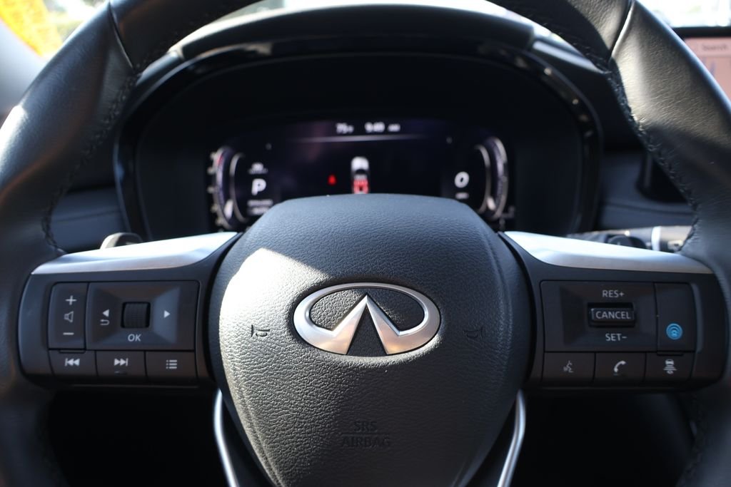 Used 2024 White INFINITI LUXE image 17