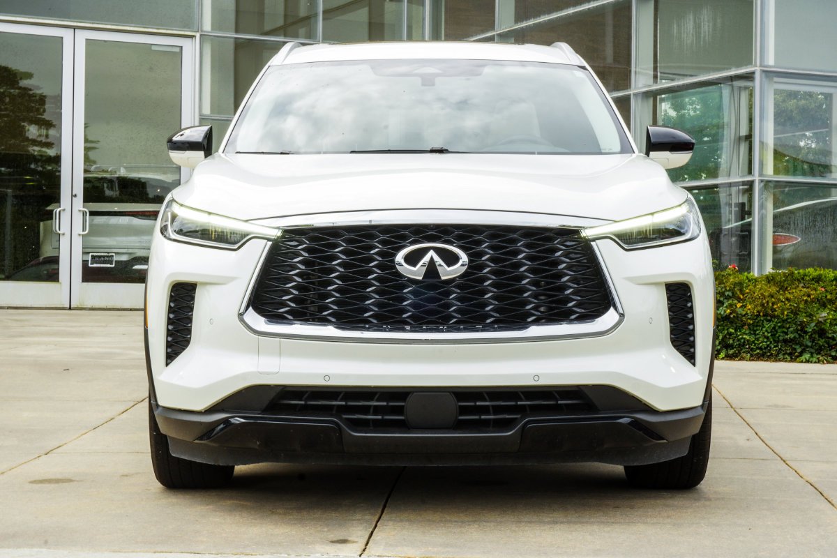 Used 2023 White INFINITI LUXE image 8