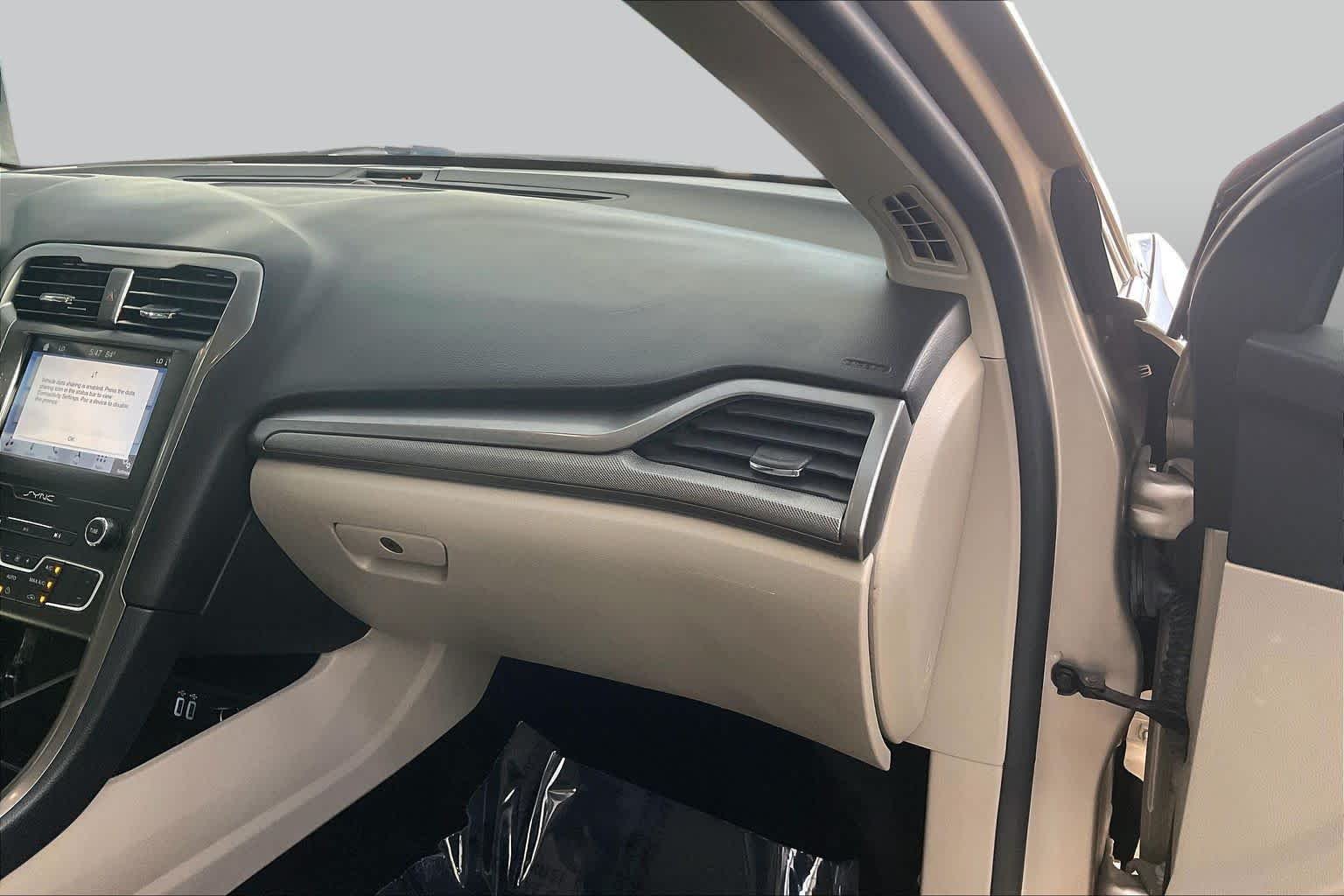 Used 2019 White Gold Metallic Ford SE image 19
