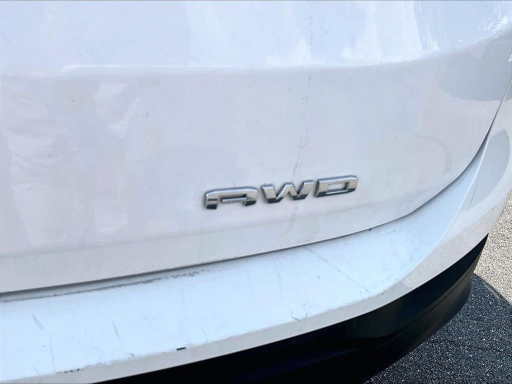 Used 2024 Summit White GMC SLE image 26