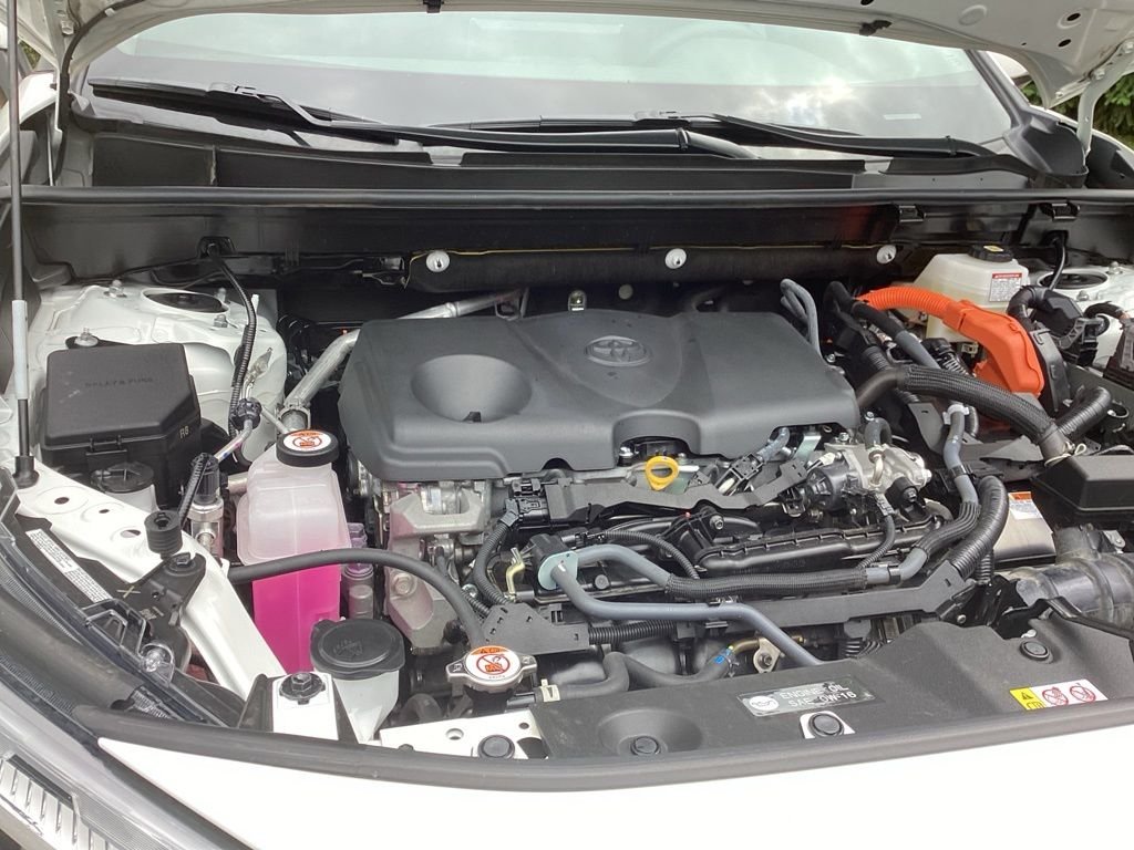 Used 2025 White Toyota LE image 22