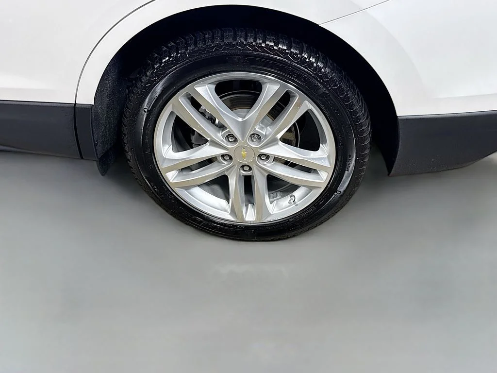 Used 2018 Iridescent Pearl Tricoat Chevrolet Premier image 9