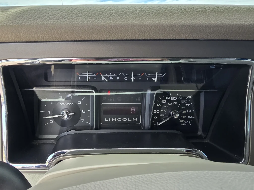 Used 2013 White Platinum Metallic Tri-Coat Lincoln  image 21
