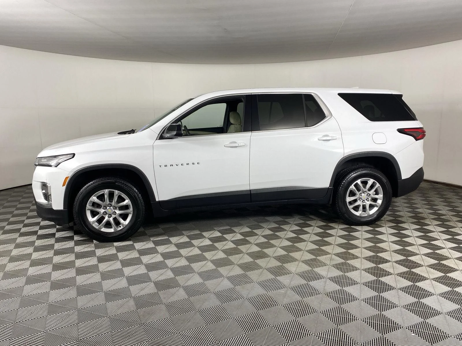 Used 2023 Wh Chevrolet  image 4