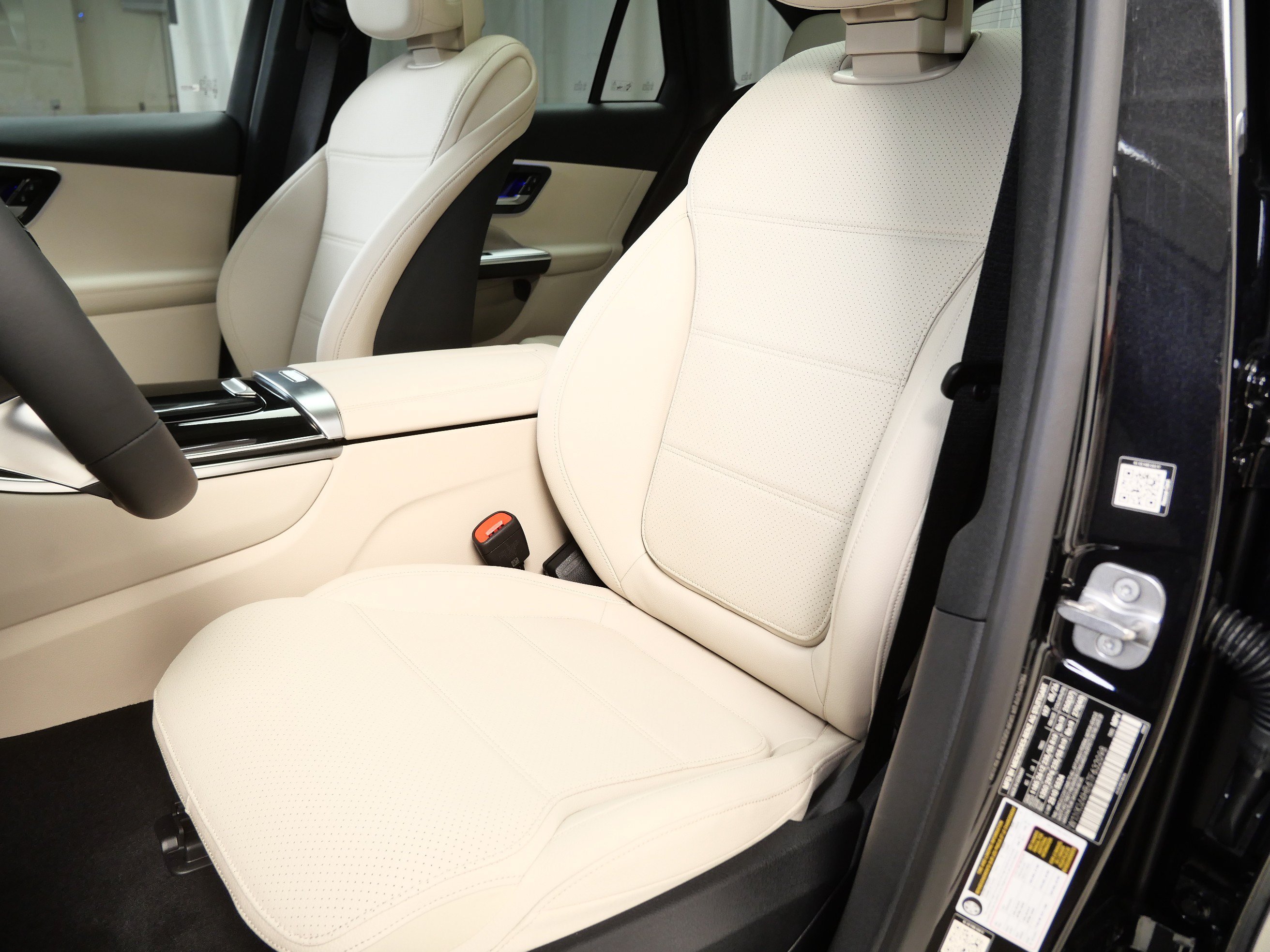 New 2026 Obsidian Black Metallic Mercedes-Benz GLC 300 image 3