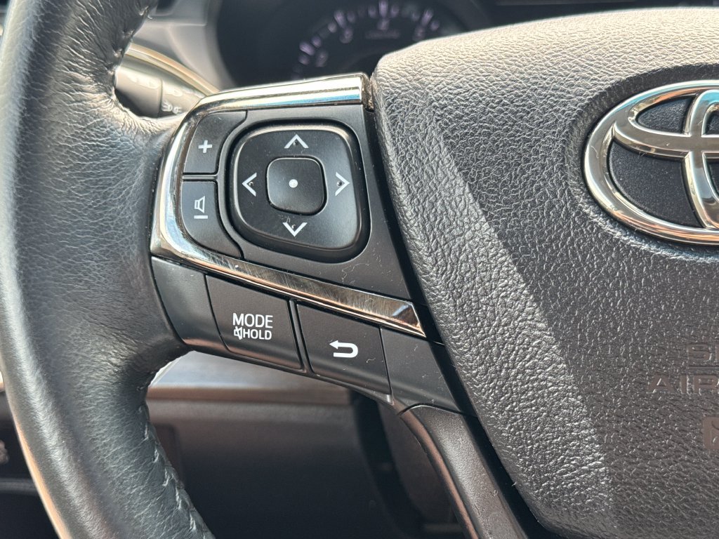 Used 2016 Silver Toyota XLE Premium image 18