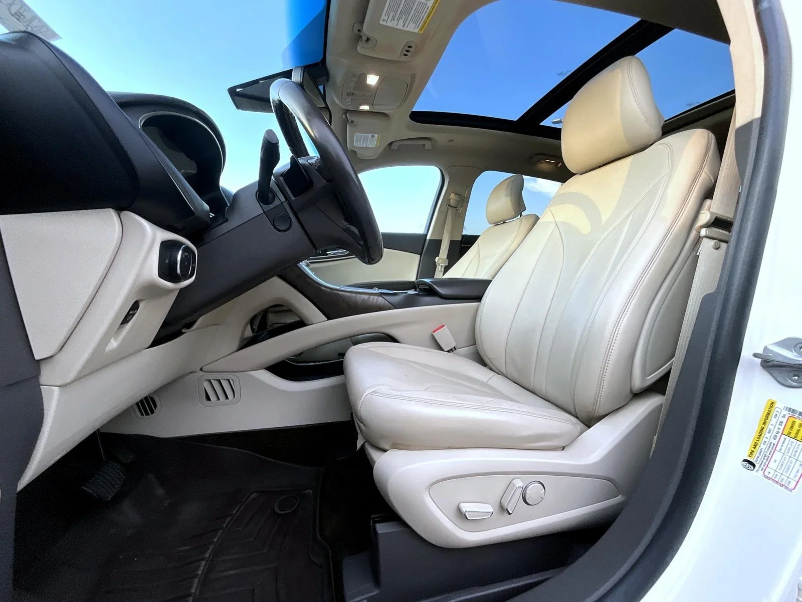 Used 2017 White Lincoln Reserve image 11