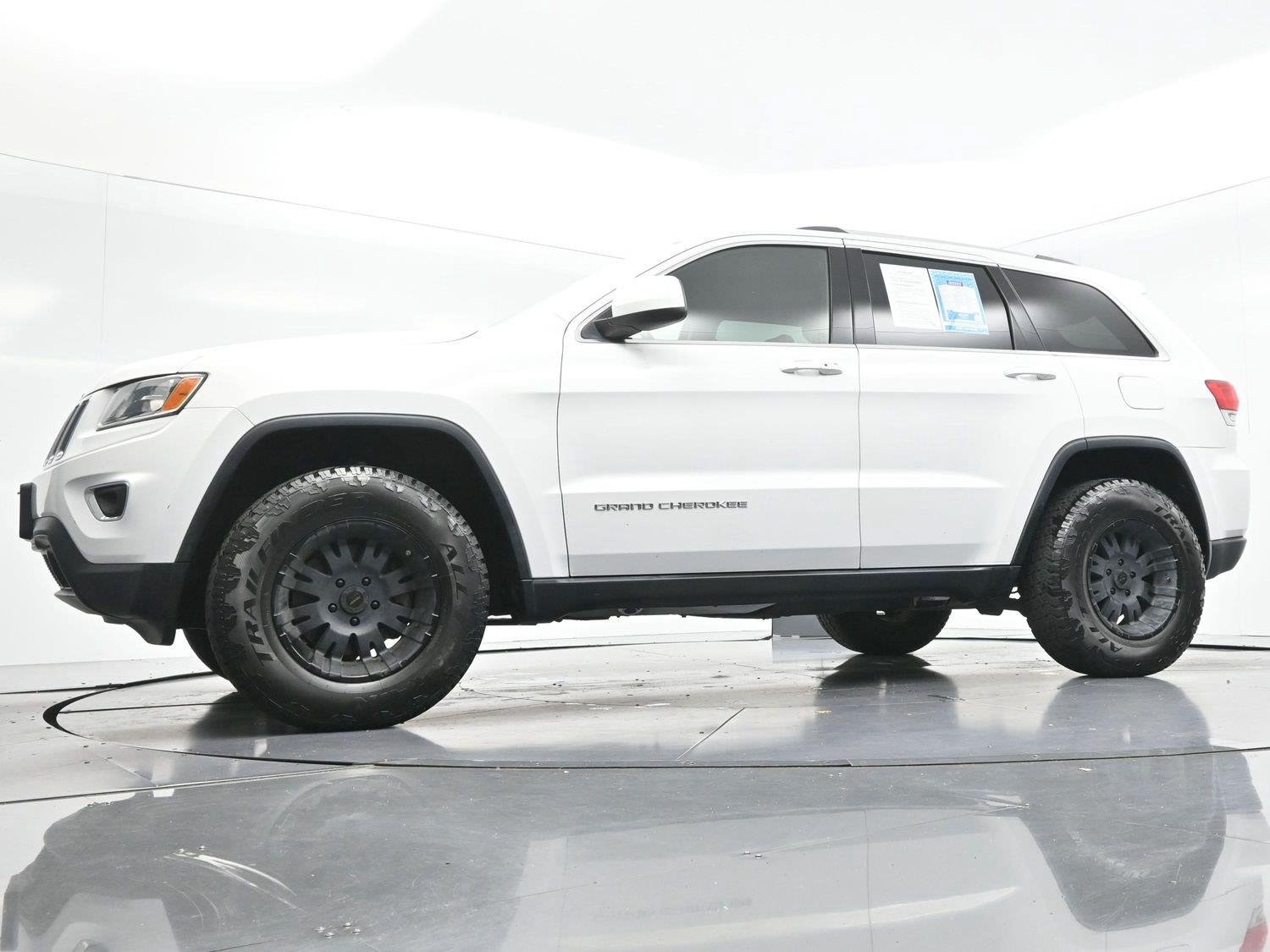 Used 2016 Bright White Clearcoat Jeep Laredo image 42