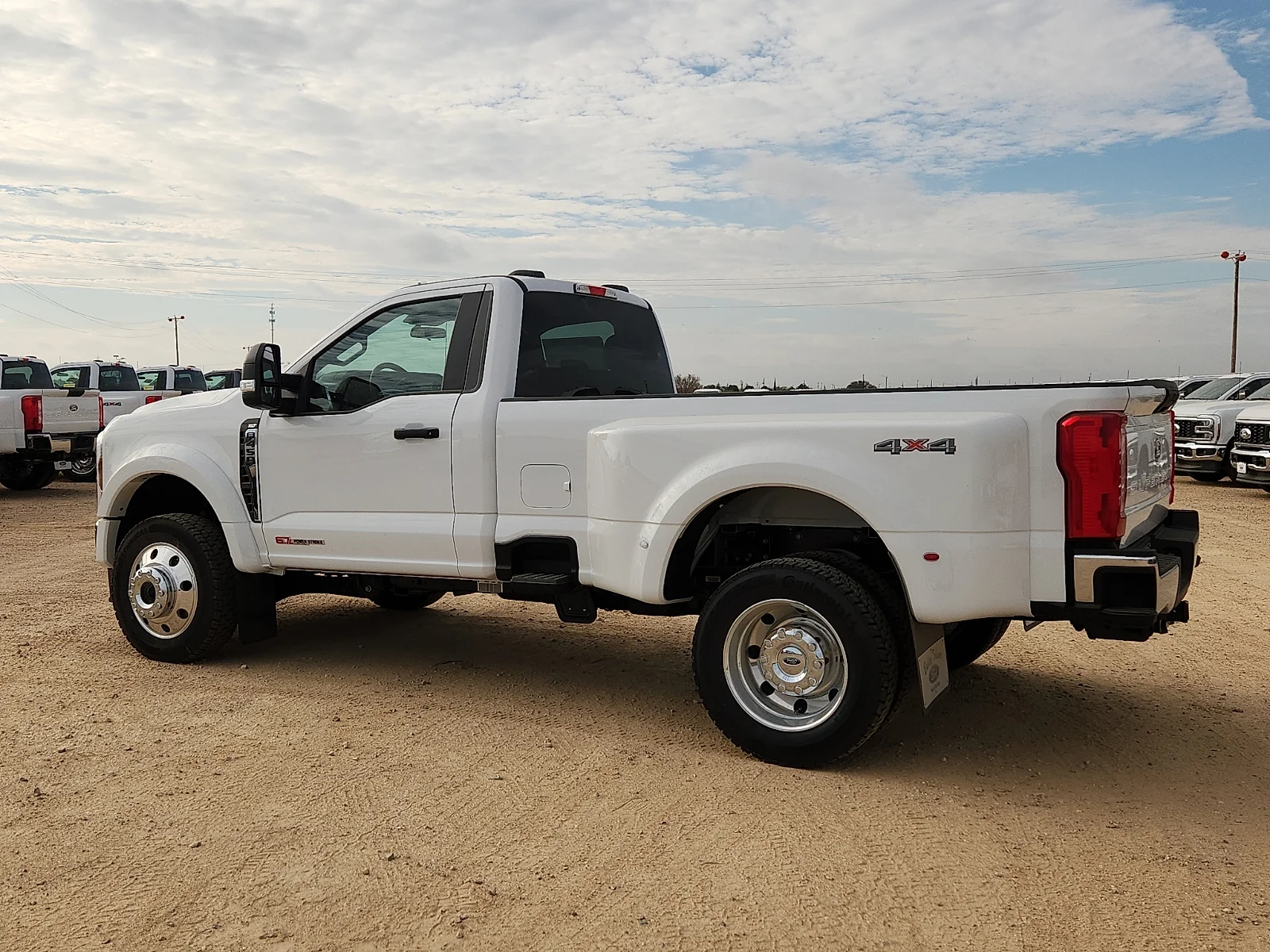 New 2027 Oxford White Ford XLT image 4