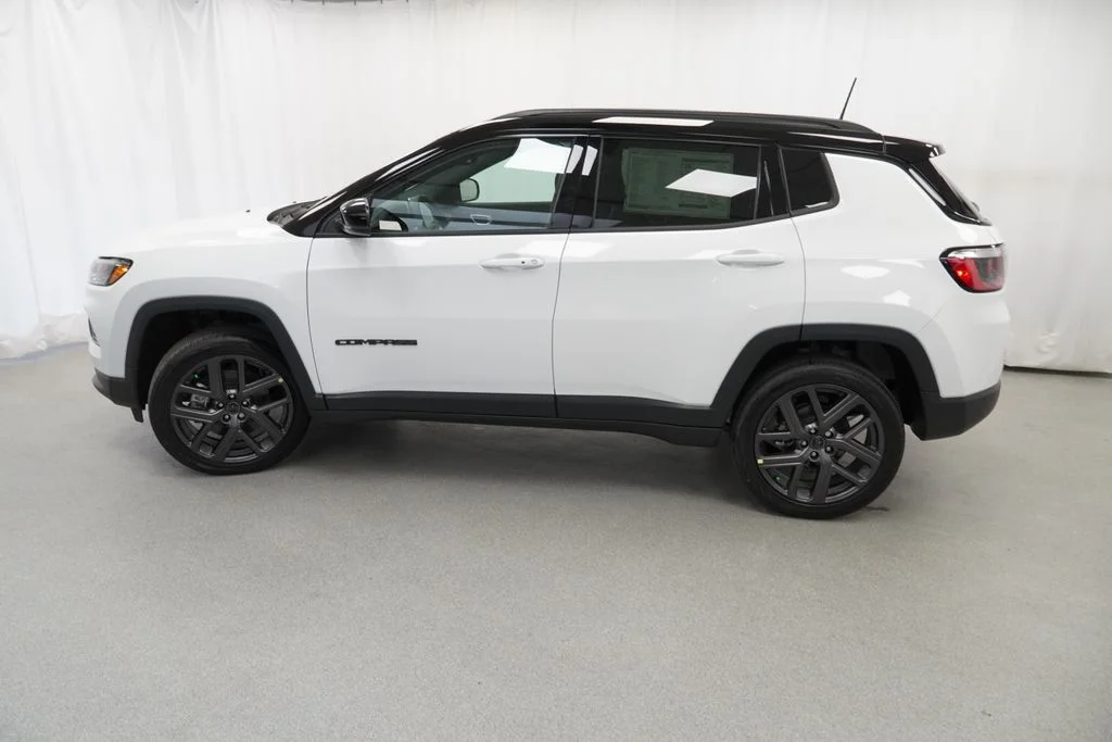New 2026 Bright White Clear-Coat Exterior Paint Jeep Limited image 14