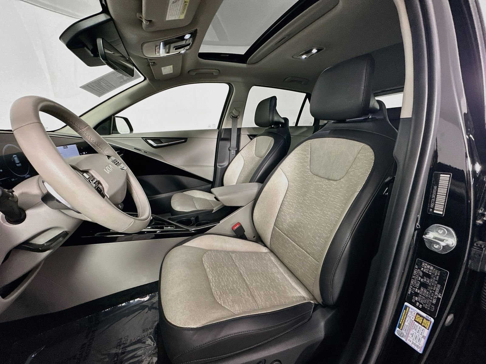 Used 2024 Aurora Black Kia Wave image 22